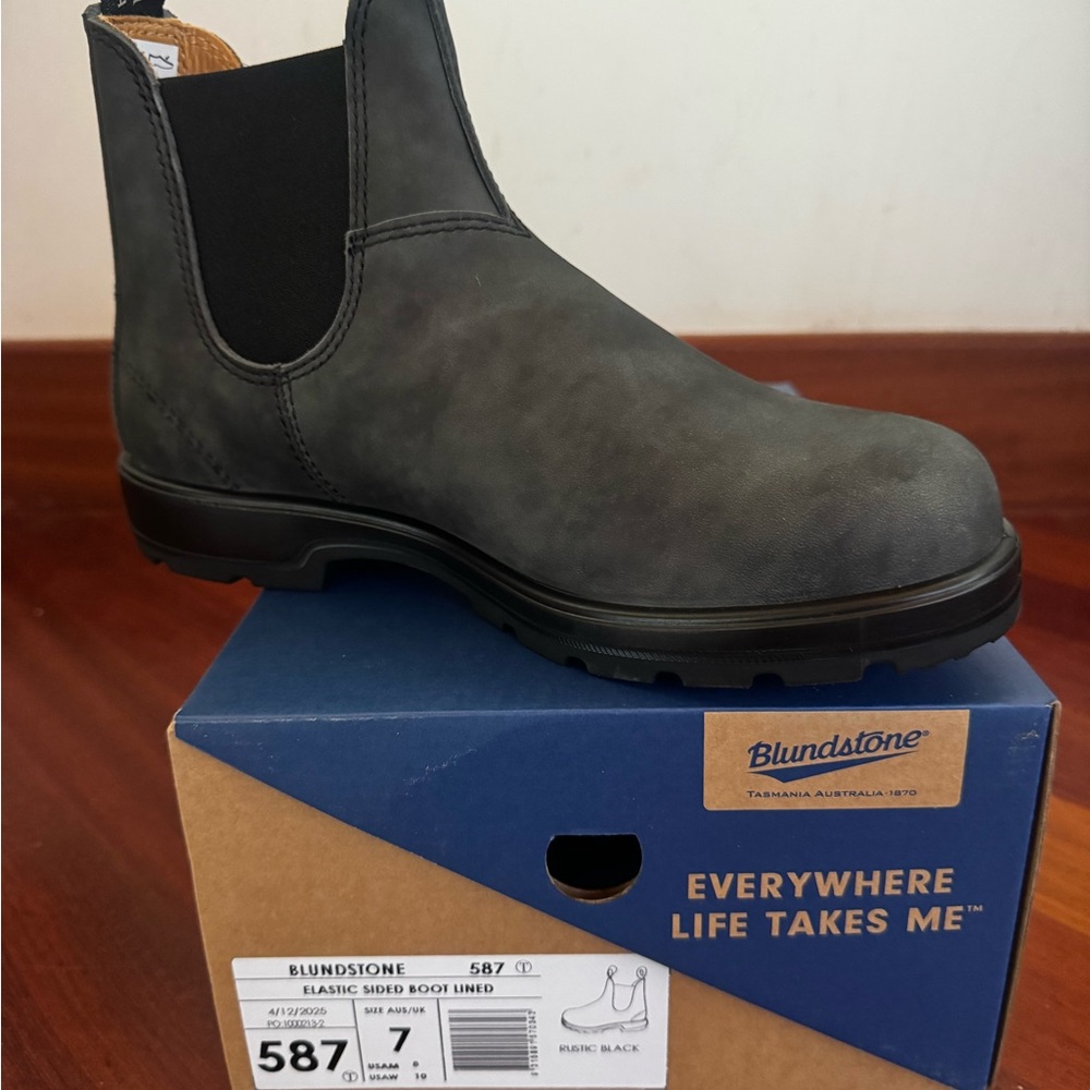 NIB Blundstone Men's Chelsea Boot - Rustic Black with Black Elastic